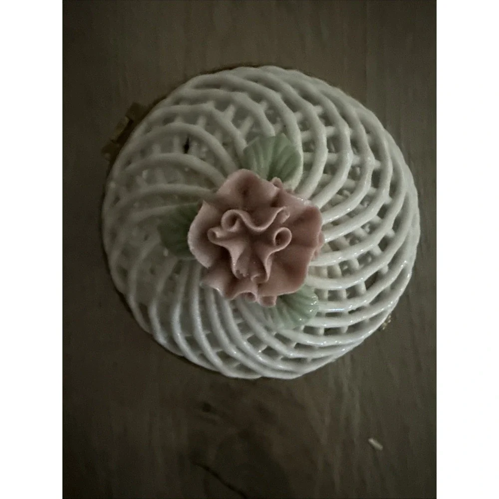 PORCELAIN PINK ROSE BASKET KEEPSAKES KEEPER - BEAUTIFUL Hinged Trinket Box‎